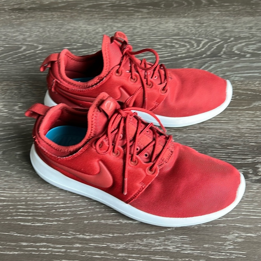 Nike Roshe Two Women's Sneakers Dark Cayenne/White